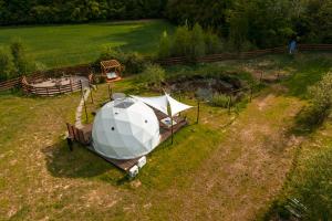 Pomysk WielkiGlamping Kaszuby的战场上帐篷的空中景观