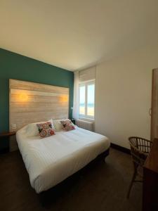 圣马洛Alba hotel的一间卧室配有一张白色的床和绿色的墙壁