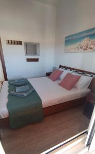 卡拉马基Ilios - country house的卧室配有一张白色大床