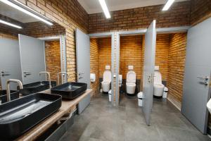 比什凯克281 Hostel的一间带三个水槽和四个卫生间的浴室