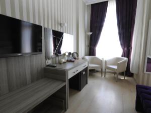 伊斯坦布尔Nil Hotel的酒店客房设有电视和客厅。