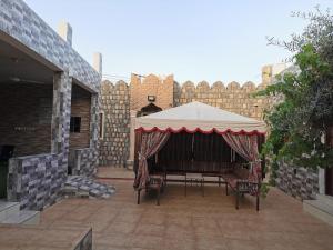 Al ‘AynVilla Salassel Al Jabal Al Akhdar فلة سلاسل الجبل الأخضر的露台凉亭配有桌椅