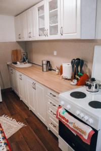 KakanjVilla Katharina的厨房配有白色橱柜和白色炉灶烤箱。