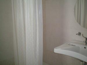 科拉托Hotel Zio Cataldo的带淋浴和盥洗盆的浴室