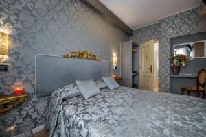 威尼斯Hotel Apostoli Garden的一间卧室配有一张带蓝色壁纸的大床