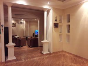 巴库ARENA apartment的客厅配有白色柱子和沙发