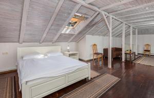 奥尔海伊瓦特里酒庄酒店的卧室配有白色的床和桌椅
