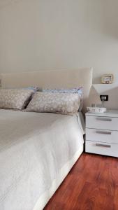 韦扎诺利古雷La Spezia La Perla dei Poeti的卧室配有白色床和床头柜