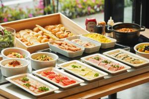 东京ICI HOTEL Asakusabashi的餐桌上的自助餐,包括不同种类的食物