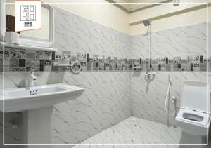 卡拉奇GOHO Rooms 10th Commercial的一间带水槽和卫生间的浴室
