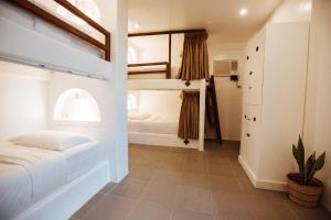 卢纳将军城Hostel Bajala Siargao的一间带双层床的卧室和一间浴室