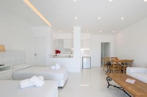 图罗斯Aeri Villas & Apartments的白色的客房配有两张床和一张桌子
