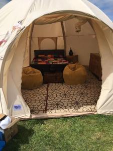 洛赫卡伦sterlochy dome的帐篷配有两把椅子和一张床
