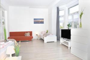 科堡CO03-HI Apartment in Coburg的带沙发和电视的白色客厅