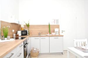 科堡CO03-HI Apartment in Coburg的厨房配有白色橱柜和台面