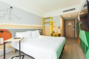 考纳斯IBIS Styles Kaunas Centre的配有一张床和一张书桌的酒店客房