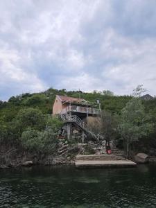 采蒂涅Wild Beauty house Skadar lake的河畔山顶的房屋