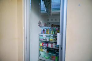 班达楠榜RedDoorz Syariah near Unila的冰箱门,里面装有食物