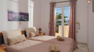 阿齐亚佩拉加FNK Apartments with Sea View的一间卧室设有一张大床和一个大窗户