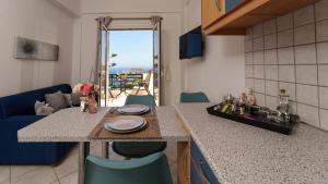 阿齐亚佩拉加FNK Apartments with Sea View的厨房配有柜台和桌椅