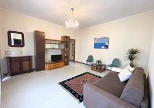 佩斯基耶拉德加达Appartamento 2, Villa Magnolia, 64mq, Lago di Garda的带沙发和电视的客厅