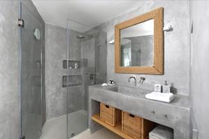 帕罗斯岛Rina Houses的一间带水槽、镜子和淋浴的浴室