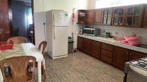 勒莫尔尼Justice Seaview Apartment的厨房配有白色冰箱和桌子