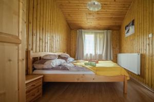 GhimeşBiotour Camping & Restaurant的小木屋内一间卧室,配有一张床