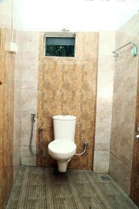科钦AWA Residency的一间带卫生间和淋浴的浴室