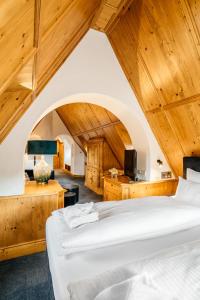 诺伊霍夫安德泽恩Hotel Riesengebirge的阁楼上的卧室配有两张床