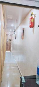 孟买Royal Cabin Stay的一间空的走廊,房间里有一个楼梯