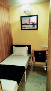 孟买Royal Cabin Stay的客房设有床、桌子和窗户。
