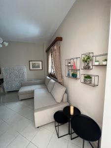 帕纳基雅Lagom House的客厅配有沙发和2张桌子