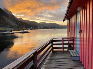 巴尔斯塔Kræmmervika Rorbuer - Rustic Cabins in Lofoten的码头上的房子,享有水景