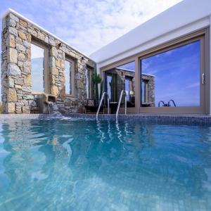 米克诺斯城Vrachos Suites Mykonos的房屋前的游泳池