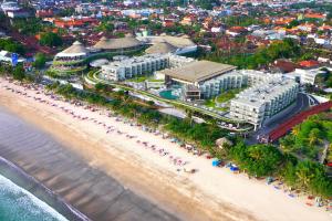 库塔Sheraton Bali Kuta Resort的享有海滩的空中景致。