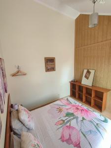 丰沙尔Costa Residence Funchal View的一间卧室配有一张带花毯的床