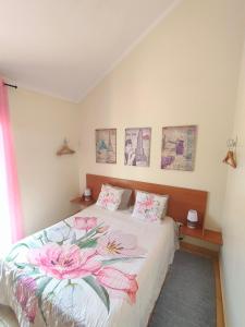 丰沙尔Costa Residence Funchal View的一间卧室,床上有粉红色的鲜花