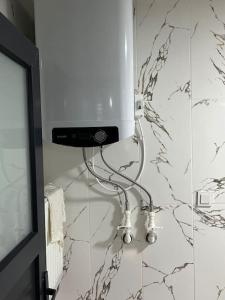 贝莱克FERIENWOHNUNG-HOLIDAY APARTMENT-KVARTIRA internet free的浴室墙上的白色物体