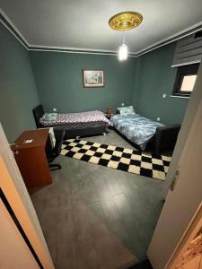 贝莱克FERIENWOHNUNG-HOLIDAY APARTMENT-KVARTIRA internet free的客房设有两张床和一张 ⁇ 板地板。