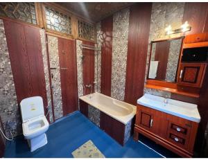 KārapurHouse Boat Shahnama, Dal Lake的浴室配有盥洗盆、卫生间和盥洗盆。