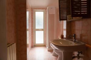坎丕里亚麦利蒂玛Affitta Camere Lido&Lida的一间带水槽和卫生间的浴室以及窗户。