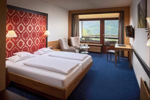 巴特欣德朗普林茨露博德酒店的一间设有大床和窗户的酒店客房