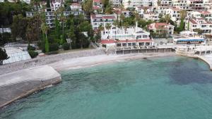 赫尔采格诺维Hotel Vila Hedonija的享有海滩的空中景致,设有建筑和房屋