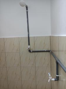 北根Depulauserai Roomstays的带淋浴喷头的浴室