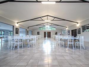 贝拉贝拉Thuto Centre Conferencing & Bush Lodge的一间设有白色桌椅的房间