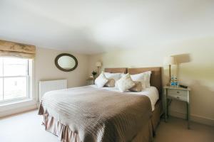 利明顿东臂酒店的一间卧室设有一张大床和一个窗户。