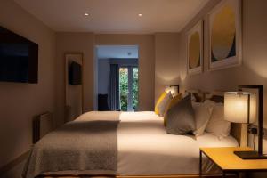 都柏林31号旅馆的一间卧室设有一张大床和一个窗户。