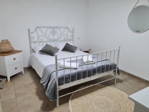 谢莫纳城חלומות סיגלית בקריית שמונה的一间带白色床和金属框架的卧室