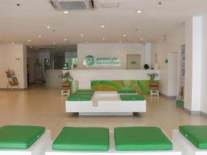 马尼拉Go Hotels Manila Airport Road的商场内一家配有绿色和白色家具的商店